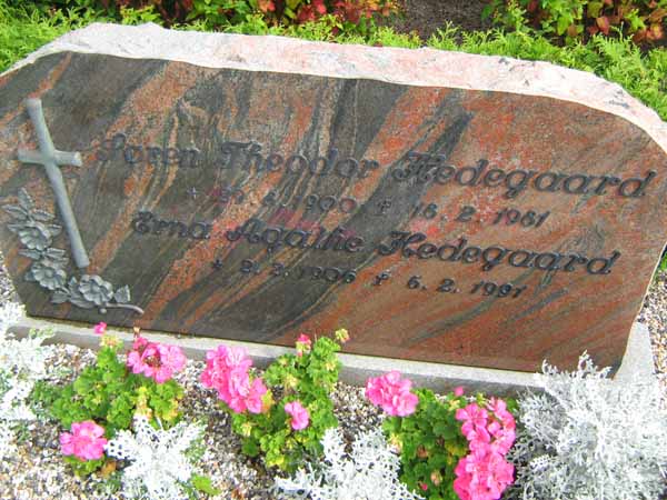 Billede af gravsten på Ulfborg Kirkegård
